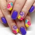 Detalle de uñas postizas cuadradas con acabado morado y patrones de fresas y flores de verano - Estilo Flor Púrpura Con Pegamento De Gelatina Negra Y Lima