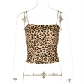 Detailweergave van de luipaardprint crop top met vierkante hals op een transparante pop - S / Luipaardprint