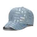 Gorra de béisbol de mezclilla azul claro con letras Queen holográficas y brillo metálico - Estilo de Letras en Todo el Gorro (B) / Azul claro