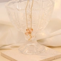 Macro-opname van gouden bloemenhanger met barnsteenkleurig glas en zirkonia-kristallen - 1#Perzik