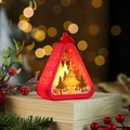 Detail einer roten Weihnachtslaterne mit Tannennadeln und warmen Bokeh-Hintergrundlichtern - Weihnachtsbaum / Rot
