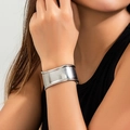 Bracciale rigido aperto a V geometrico irregolare in argento lucido minimalista da donna - Argento