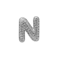 Detail van zilveren letter N bedel met zirkonia steentjes voor DIY armbanden maken - Letter N Stijl (DB241108-N)