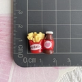Dettaglio di patatine e bevande in miniatura in resina su tappetino graduato CM - Cola con Patatine