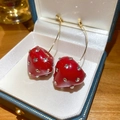 Vista macro de pendientes de fresa roja con cristales en una caja de regalo de lujo - Estilo Fresa Diamantes de Imitación (HE21425) / Poste de plata para pendientes-Dorado-Rojo