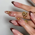 Unghie finte a mandorla french con punte marroni e stelle dorate su base nude - Stile Sfumatura Rosa Nude French Tip Marrone Scuro Stelle Dorate (JP4031)