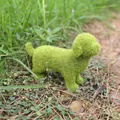 Statuetta di cane floccata verde con texture in muschio per decorazione da giardino - Cane Carino
