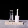 Λήψη macro 6ml διαφανούς σωλήνα lip gloss με πλατύ πινέλο σε πέτρινη βάση έκθεσης - 6ml / Λευκό