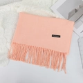 Écharpe en cachemire rose à franges avec étiquette noire sur fond de dentelle douce - 70×200cm / Bourgeon de Neige