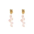 Elegantes pendientes dorados con flecos y perlas barrocas rosas sobre fondo blanco - Estilo Barroco Irregular