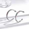 Orecchini a cerchio a C in acciaio inossidabile con pietre arcobaleno su sfondo bianco puro - Argento con zircone arcobaleno