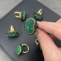 Bagues artistiques en aventurine verte avec placage or et détails de pierres vertes - Bague / Émeraude