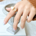 Goldener offener Ring mit weißem Dreieck-Muschel-Inlay und Pavé-Zirkon für Damen - Süßwassermuschel Gold Stil