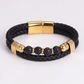 Detalle de pulsera de cuero trenzado para hombre con cierre de acero dorado y piedras volcánicas - Estilo de Cuentas Negras Mate