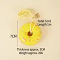 Ciondolo a forma di ciambella gialla in PU con zuccherini, cordino ed etichetta regalo - Giallo