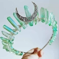 Dettaglio della corona Wicca artigianale con cristalli aurora verdi e luna d'argento - Luna Argento Antico + Cristallo Bianco
