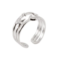 Anillo ajustable de acero de titanio plateado con diseño de estrella y luna caladas - Abierto Ajustable / Color Acero