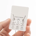 Collier avec pendentif numéro d'ange 888 en acier argenté sur carte de présentation - 888 / Acier