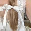 Weiße Satin-Haarschleife mit Metallanhänger für elegante Hochsteckfrisuren - Große Haarspange / Weiß