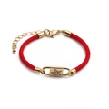 Détail du bracelet tressé rouge avec breloque cadenas étoile dorée et fermoir mousqueton - Étoile / Rouge