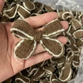 Fiocco lavorato a maglia marrone fatto a mano con bordo bianco per abbigliamento e maglioni - Marrone