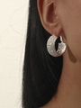 Orecchini a cerchio a C in argento con pavé di zirconi scintillanti indossati da una modella - Orecchini a cerchio larghi a forma di C in argento con pavé di strass DTE5G-25S