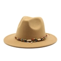 Détail d'un chapeau en laine camel avec bandeau perlé bohème et breloques ethniques - Chameau