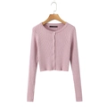 Detailansicht der rosa gerippten Strickjacke mit Knopfleiste auf einem Holzkleiderbügel - S / Cardigans / Rosa