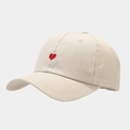 Casquette de baseball en coton crème minimaliste avec petite broderie cœur rouge - Réglable / Beige