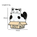 Pin's en émail chat noir et blanc dans une boîte Idiot Box dimensions 38mm x 34mm - Chat Tacheté Idiot Box (XZ1701)