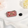 Spilla a biglietto in smalto rosa con testo Self Love Club e sfondo floreale - Cz0415-1