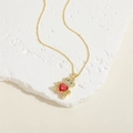 Collana con pendente a orsetto dorato con rubino rosso a cuore e zirconi lucidi - Rosso