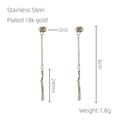 Dettaglio macro di orecchini a nappa in acciaio inossidabile placcati oro 18k da 6 cm - Color Acciaio