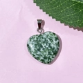 Pendentif cœur de 20mm en pierre naturelle tachetée verte avec attache en métal - 14-Jaspe à Points Bleus