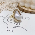 Anello con perla barocca e montatura dorata irregolare su sfondo minimalista - Anello Regolabile con Perle Barocche / Oro
