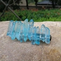 Detalle de pinza para el pelo con cristales azules y alambre de plata sobre piedra natural - Cristal Azul Cielo