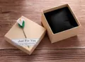 Scatola regalo quadrata in carta kraft con inserto in schiuma e calla bianca su legno - Scatola Regalo Quadrata con Fiore