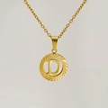 Collana in acciaio inossidabile placcato oro 18K con ciondolo tondo traforato lettera D - Lettera D