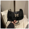Détail du sac croissant noir brillant avec une boucle en forme de papillon argenté - Noir