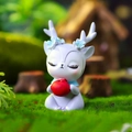 Mini figurine de cerf blanc avec fleurs bleues et pomme rouge pour décoration de bureau - Cerf à la pomme violette