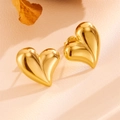 Vista macro di orecchini a cuore placcati oro con marchio S925 su superficie in pelle - Orecchini a Lobo a Cuore 3D Oro (H204)