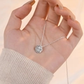 Collana con ciondolo a rosa in argento e zircone scintillante, tenuta in luce calda - Oro Bianco