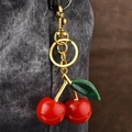 Porte-clés cerise étincelant avec fruit rouge et feuille verte pailletée sur or - Feuille Verte Cerise Rouge