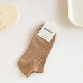 Brown rib-knit cotton ankle socks with basic paper tag on a cream tray background - One Size / Coffee