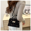 Détail du sac à main en velours noir avec motif de fraises et serrure dorée - Noir