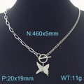 Collier argenté avec pendentif papillon et fermoir à bascule sur un mannequin noir - Style Pendentif Papillon Fermoir OT (KN231703-K)