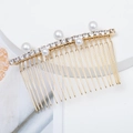 Primer plano de peine de pelo dorado con pedrería brillante y perlas elegantes - Estilo de Perlas y Diamantes de Imitación / Dorado