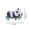 Niedliche Emaille-Anstecknadel Panda auf Bambus mit 3 cm Breite und 2,1 cm Höhe - Schläfriger Panda Fv964