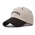 Dettaglio del ricamo Nebraska su cappello da baseball bicolore in cotone con fori - Regolabile / Beige e Caffè