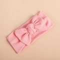 Dettaglio della fascia per neonati in cotone rosa lavorato a maglia con fiocco elastico - Rosa Medio